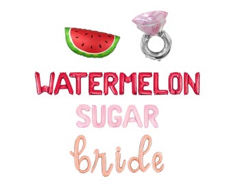 Puede incluir: Un conjunto de globos de papel de aluminio con forma de rodaja de sandía, un anillo de diamantes y las palabras "WATERMELON SUGAR BRIDE". Los globos son de color rojo, rosa y oro rosa, ideales para una despedida de soltera.