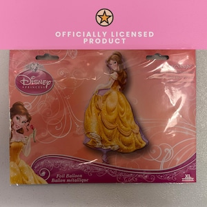 Pu&ograve; includere: Un palloncino in alluminio Disney Princess Belle nella sua confezione originale. La confezione &egrave; rosa con motivi a vortice bianchi e presenta un'illustrazione di Belle nel suo abito giallo. Il testo riporta Disney Princess e Ballon m&eacute;tallique.