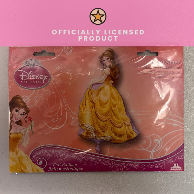 Pu&ograve; includere: Un palloncino in alluminio Disney Princess Belle nella sua confezione originale. La confezione &egrave; rosa con motivi a vortice bianchi e presenta un'illustrazione di Belle nel suo abito giallo. Il testo riporta Disney Princess e Ballon m&eacute;tallique.