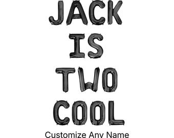 Puede incluir: Letras de globo negras que deletrean "JACK IS TWO COOL" sobre un fondo blanco. La frase "Customize Any Name" está debajo. Perfecto para una celebración de segundo cumpleaños.
