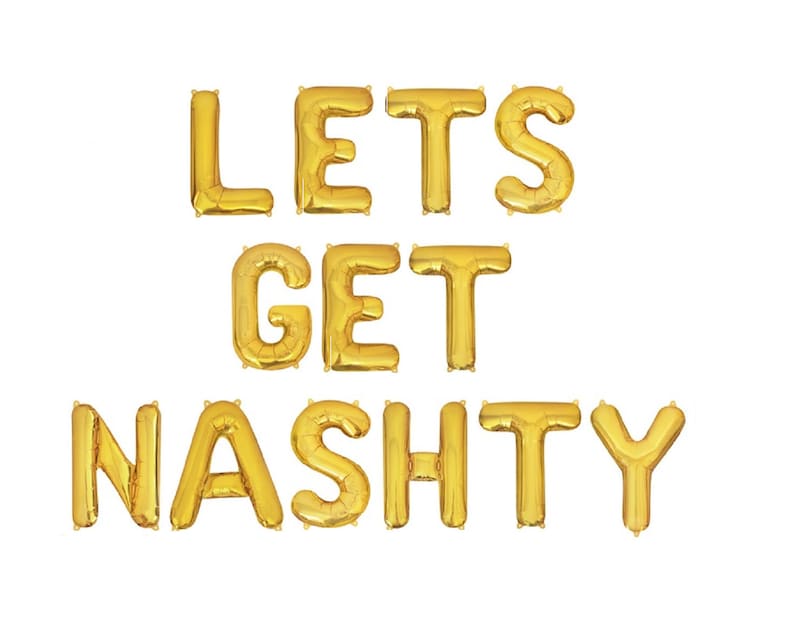 Pode incluir: Bal&otilde;es de letras de folha de ouro que soletram "LETS GET NASTY".