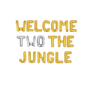 Pu&ograve; includere: Palloncini in lamina d'oro che compongono la scritta "WELCOME TO THE JUNGLE" con la parola "TWO" in palloncini in lamina d'argento.