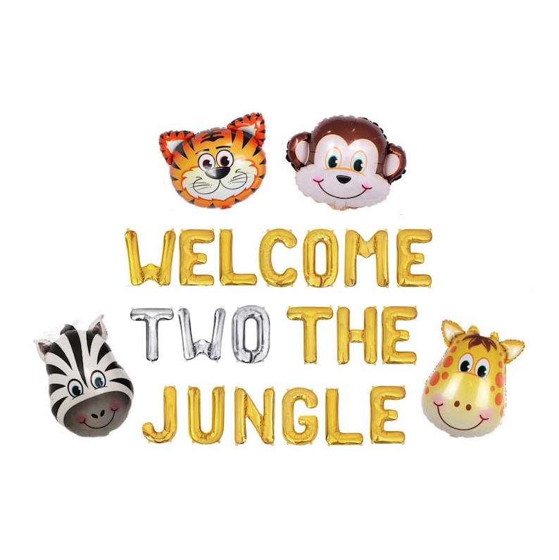 Pu&ograve; includere: Palloncini a forma di lettere dorate e argentate che compongono la scritta "Welcome to the Jungle" con decorazioni di palloncini a forma di animali, tra cui una zebra, una tigre, una scimmia e una giraffa.