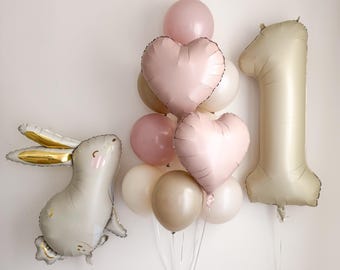 Algunos conejitos son un ramo de globos de Pascua, decoraciones para el primer cumpleaños de niña, temática de conejitos, decoración de conejitos, rosa bebé, marfil, pastel, primer cumpleaños de primavera