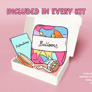 Pu&ograve; includere: Una scatola bianca con la scritta "INCLUSO IN OGNI KIT" contiene palloncini, istruzioni, nastro e punti adesivi. I palloncini sono colorati e le istruzioni sono su una scheda blu. Il kit include palloncini in lattice, una scheda di istruzioni, filo per ghirlande e punti adesivi.