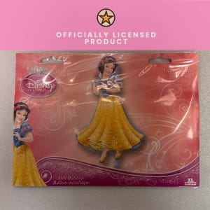 Pu&ograve; includere: Un palloncino in alluminio Disney Princess Biancaneve con licenza ufficiale nella sua confezione originale. La confezione presenta uno sfondo rosa con ghirigori bianchi e mostra il personaggio con un corpetto blu e una gonna gialla. Misura 60 cm per 93 cm.