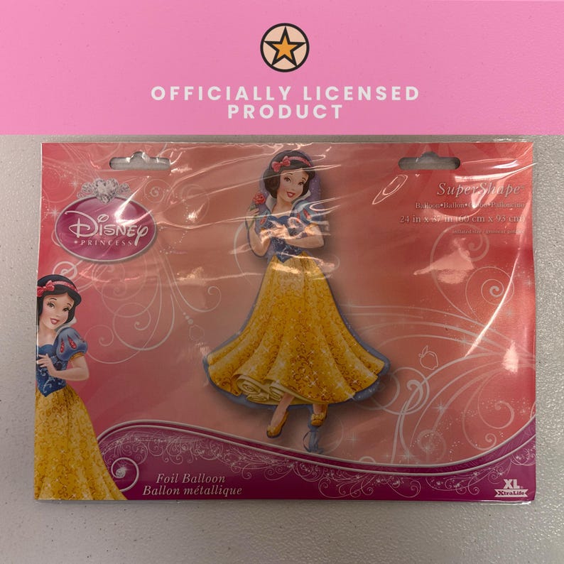 Pu&ograve; includere: Un palloncino in alluminio Disney Princess Biancaneve con licenza ufficiale nella sua confezione originale. La confezione presenta uno sfondo rosa con ghirigori bianchi e mostra il personaggio con un corpetto blu e una gonna gialla. Misura 60 cm per 93 cm.