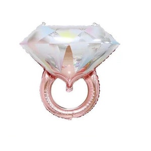 Pode incluir: Um bal&atilde;o de anel de diamante grande e iridescente. O anel &eacute; feito de folha rosa e o diamante &eacute; feito de folha transparente com um brilho arco-&iacute;ris.
