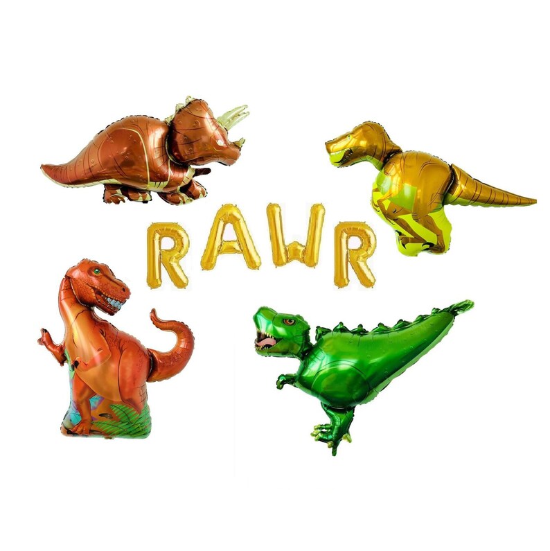 Puede incluir: Un conjunto de cuatro globos de aluminio con forma de dinosaurio en colores marr&oacute;n, dorado, naranja y verde, acompa&ntilde;ados de globos de letras doradas que forman la palabra RAWR. Los globos presentan siluetas detalladas y acabados met&aacute;licos.