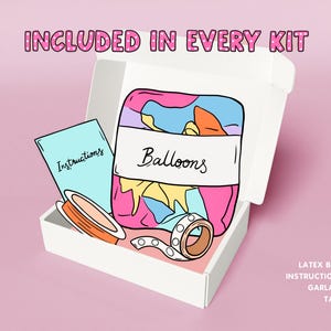 Puede incluir: Una caja blanca con el texto "INCLUIDO EN CADA KIT" contiene globos, instrucciones, cinta adhesiva y alambre para guirnaldas. Los globos son coloridos y las instrucciones est&aacute;n en una tarjeta azul. El kit est&aacute; sobre un fondo rosa.