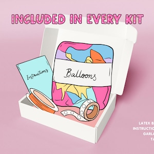 K&ouml;nnte beinhalten: Eine wei&szlig;e Box mit der Aufschrift "INCLUDED IN EVERY KIT" in rosa Buchstaben. Im Inneren befinden sich Ballons, Anweisungen, Band und Klebepunkte. Die Ballons sind in einem Beutel mit der Aufschrift "Balloons". Der Hintergrund ist rosa.