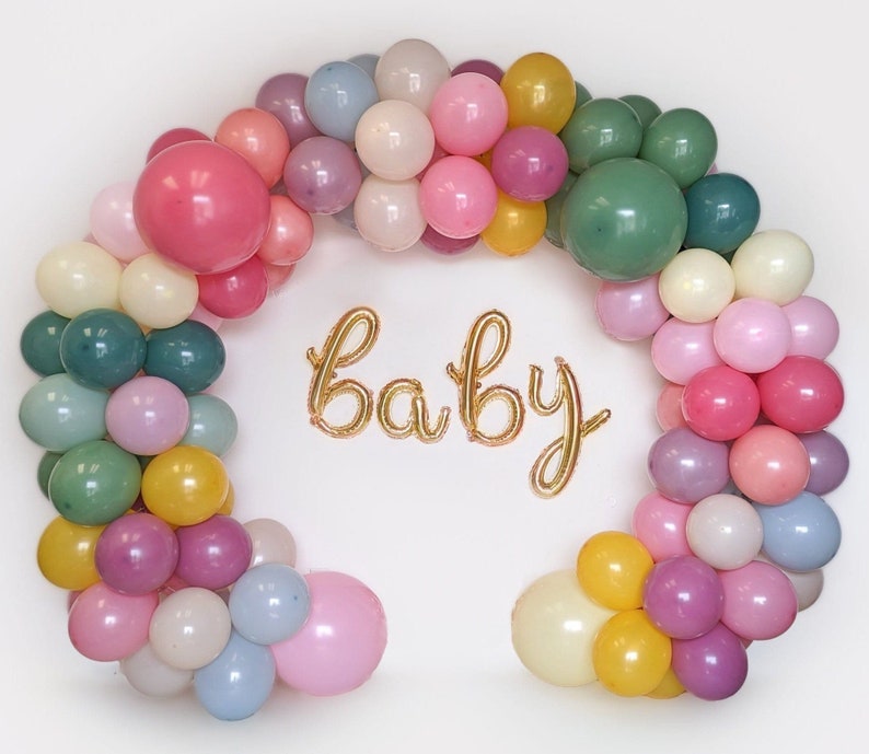 Puede incluir: Un arco de globos coloridos en tonos pastel, incluyendo rosa, verde, amarillo y azul. La palabra "baby" est&aacute; escrita con globos dorados en el centro del arco. Perfecto para un baby shower o una fiesta de revelaci&oacute;n de g&eacute;nero.
