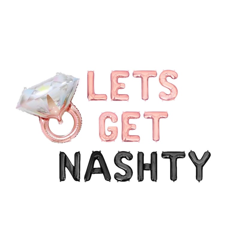Pode incluir: Let's Get NASTY em bal&otilde;es de letras de folha de ouro rosa e preto com um bal&atilde;o de anel de diamante.