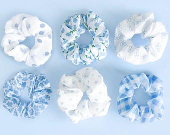 Coleteros azules y blancos, lazo para el pelo con estampado de lunares y cuadros vichy azules, coleteros para despedida de soltera, último brindis en la costa, recuerdos de despedida de soltera