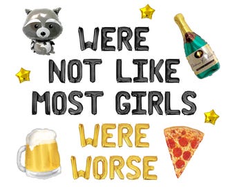 Puede incluir: Una colección de globos de aluminio y objetos inflables sobre un fondo blanco. Los globos deletrean "WERE NOT LIKE MOST GIRLS WERE WORSE". Incluye un mapache, una botella de champán, una porción de pizza, una jarra de cerveza y globos en forma de estrella.
