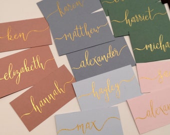 Gekleurde platte trouwplaatsnamen | Goud, Blush roze, blauw, groen bruiloft plaatskaarten | Gouden inkt handgeschreven kalligrafie | Gouden naamkaartjes