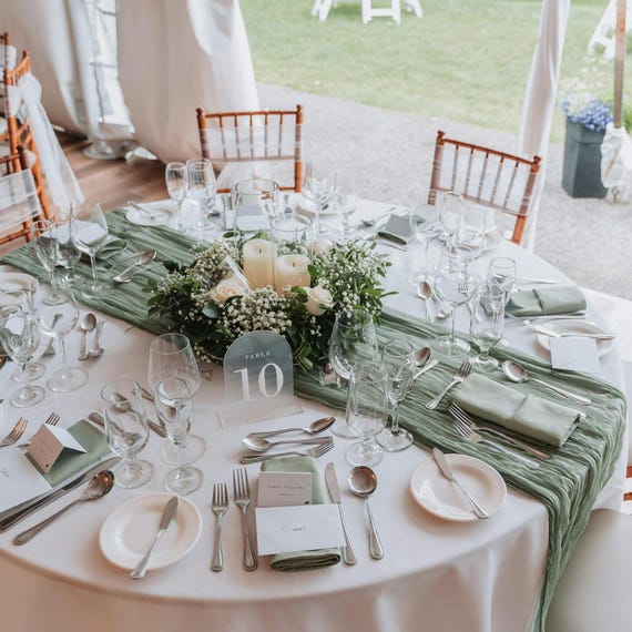 Handgefärbter Tischläufer aus Salbeigrün: Boho Hochzeit & Event Dekor