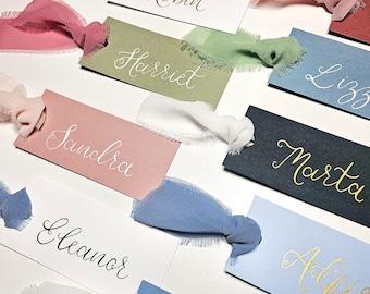 Handgeschreven plaatskaarten voor bruiloften met lint van imitatiezijde | Kalligrafie met gouden inkt