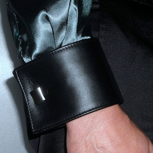 Puños de cuero Puños con compartimento secreto Cartera Puños de joyería manchettas negras con bolso y calavera motivo pulsera de cuero