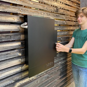 Spersonalizowana czarna stalowa skrzynka pocztowa z zamkiem – nowoczesna konstrukcja do montażu na ścianie