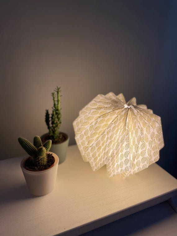 Lampe Origami Sylva – Lampe de Chevet Artisanale – Lumière Douce – Polyphane et Tissu – Décoration Naturelle – Cadeau Déco Unique