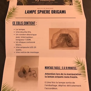 K&ouml;nnte beinhalten: Ein wei&szlig;es Anleitungsblatt f&uuml;r eine By Mandyne Origami-Kugellampe. Das Dokument enth&auml;lt Montageanweisungen und eine Inhaltsliste mit einer E14-Fassung, einem 1,50M langen Stromkabel mit Schalter, einer wei&szlig;en Pappscheibe und einer 25-Watt-LED-Lampe.