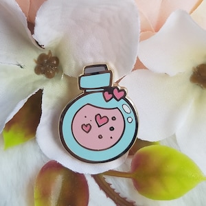 Pin&#39;s Kawaii mignon philtre d&#39;amour | Potion magique, magique, sorcière, potion de sorcière | Adorable thème pastel