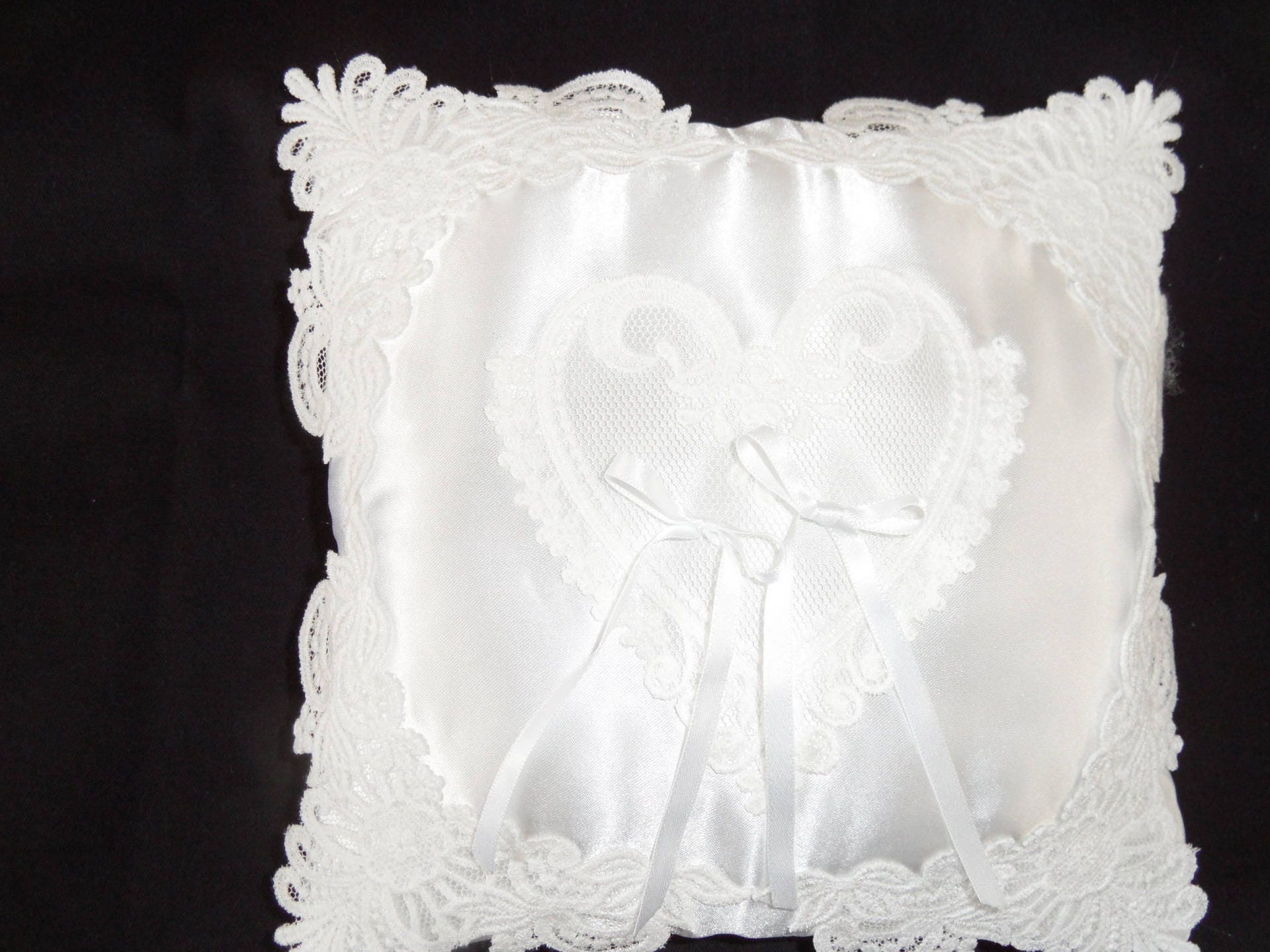 Coussin de Mariage en Satin Blanc avec Motif Broder Machine