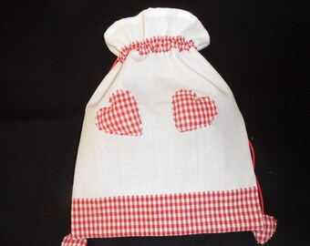sac pochon coton blanc avec deux petits coeurs en appliqué rouge et blanc