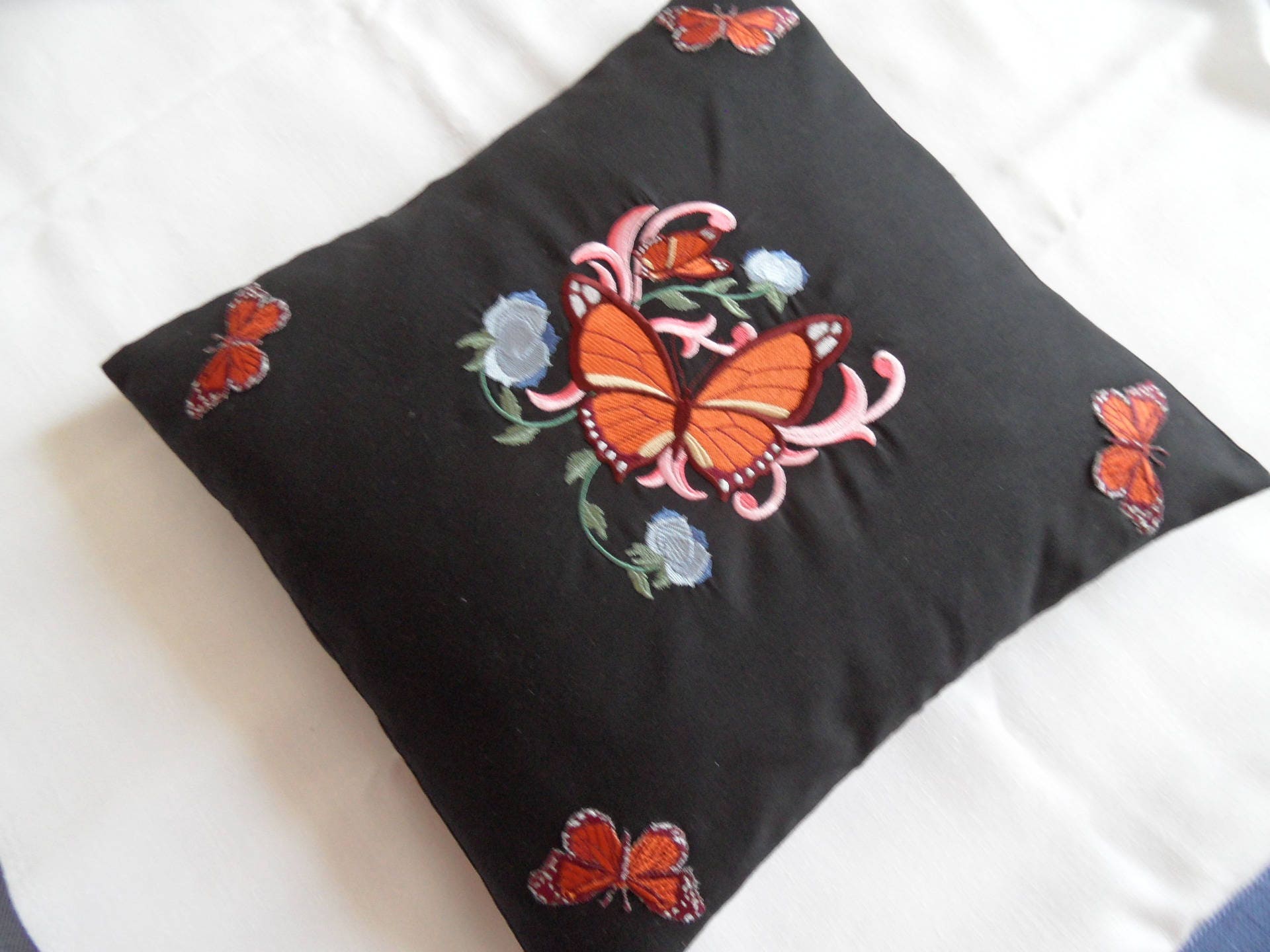 Housse Portefeuille Pour Coussin en Coton Noir Motif Broder Machine