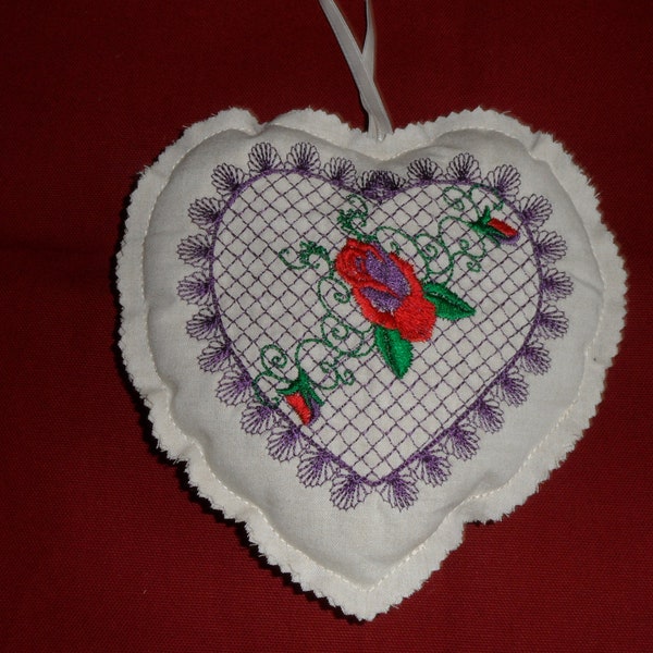 décoration de porte forme  coeur en tissus écru broder d'un coeur au centre