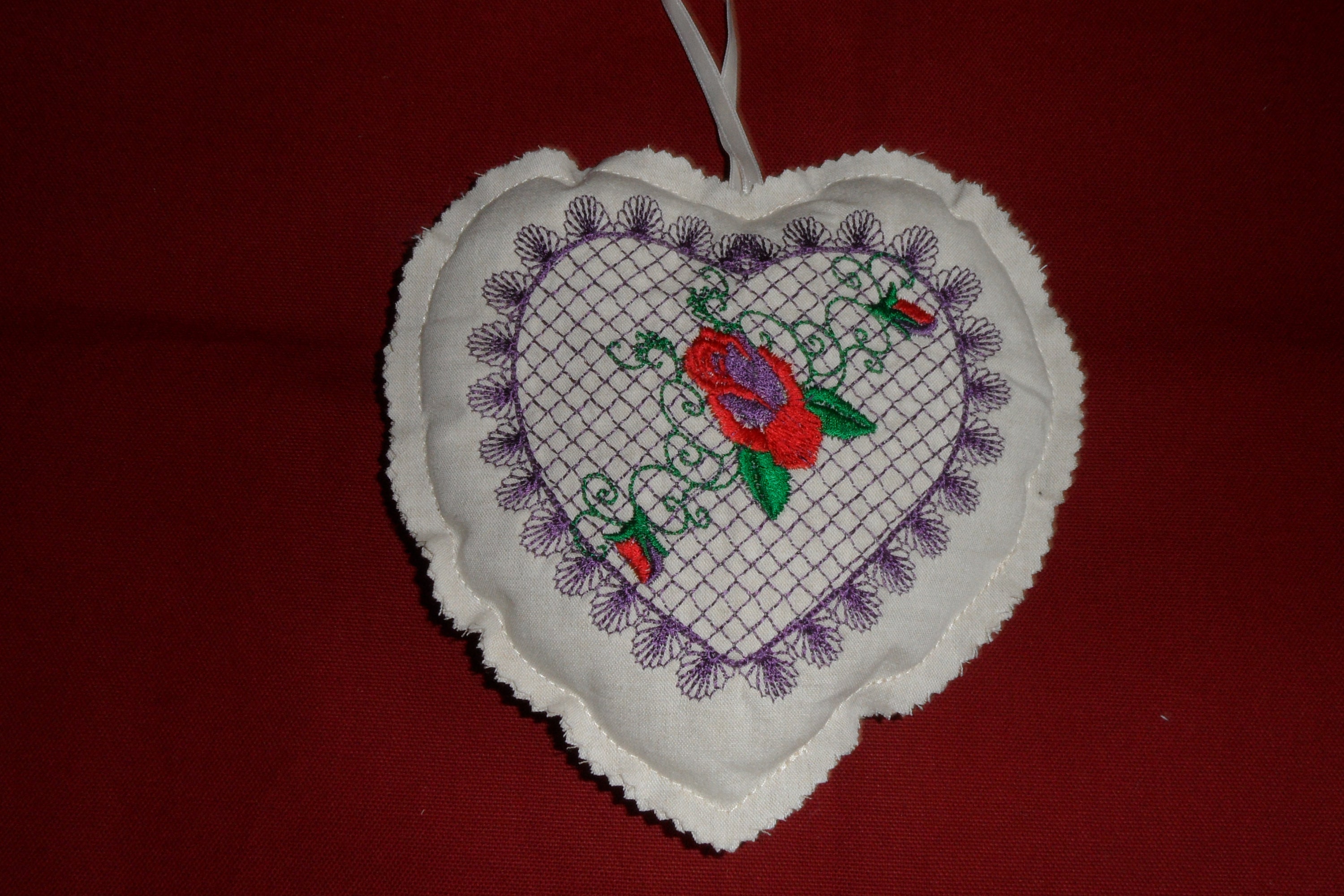 Décoration de Porte Forme Coeur en Tissus Écru Broder d'un Au Centre