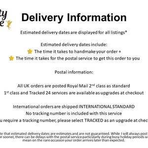Peut inclure: Informations de livraison pour les articles faits &agrave; la main. Les dates de livraison estim&eacute;es comprennent le temps n&eacute;cessaire pour fabriquer la commande et le temps n&eacute;cessaire au service postal pour livrer la commande. Toutes les commandes au Royaume-Uni sont exp&eacute;di&eacute;es par Royal Mail 2nd class en standard. Les services 1st class et Tracked 24 sont disponibles en tant que mises &agrave; niveau au moment du paiement. Les commandes internationales sont exp&eacute;di&eacute;es par INTERNATIONAL STANDARD. Aucun num&eacute;ro de suivi n'est inclus avec ce service. Si vous avez besoin d'un num&eacute;ro de suivi, veuillez s&eacute;lectionner TRACKED comme mise &agrave; niveau au moment du paiement.