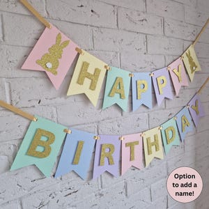 Algunos conejitos son un cartel de feliz cumpleaños, decoraciones para fiestas de cumpleaños de conejitos, decoración para fiestas de primer cumpleaños con temática pastel de Pascua
