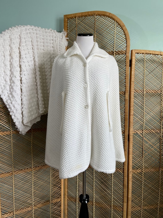 Vintage 1970's winter white popcorn knit cape