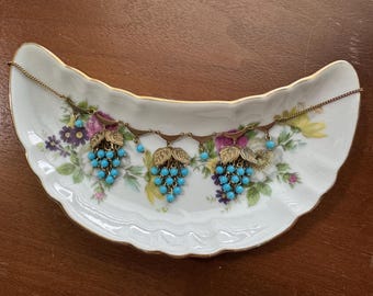 Collar vintage con dije de racimo de uvas en tono dorado