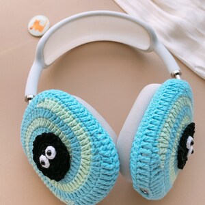 Pu&ograve; includere: Copri auricolari in crochet blu e verde con occhi neri. Le cover sono progettate per adattarsi agli auricolari delle cuffie wireless.