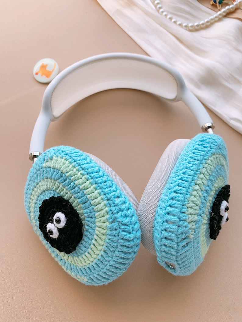 Pu&ograve; includere: Copri auricolari in crochet blu e verde con occhi neri. Le cover sono progettate per adattarsi agli auricolari delle cuffie wireless.