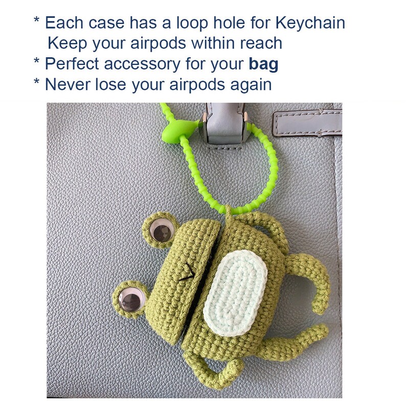 K&ouml;nnte beinhalten: Ein gr&uuml;nes, geh&auml;keltes Frosch-Airpods-Etui mit einem hellgr&uuml;nen Riemen. Das Etui hat ein Schlaufenloch f&uuml;r einen Schl&uuml;sselanh&auml;nger. Der Text auf dem Bild lautet: "Jede H&uuml;lle hat ein Schlaufenloch f&uuml;r einen Schl&uuml;sselanh&auml;nger, Behalten Sie Ihre Airpods in Reichweite, Verlieren Sie Ihre Airpods nie wieder."