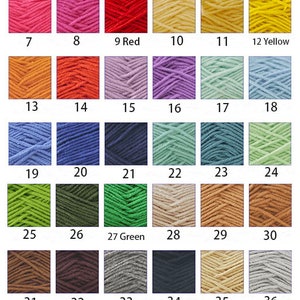 Pode incluir: Uma carta de cores de 42 cores de fio, incluindo branco, vermelho, amarelo, verde, azul, laranja, castanho e cinza. O fio est&aacute; disposto em filas de seis, com cada cor etiquetada com um n&uacute;mero.