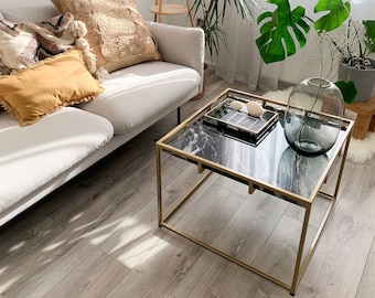 Aisha black- stolik z marmurowym blatem i złotymi nogami, stolik kawowy, stolik marmurowy, złoty stelaż, czarny marmur, pokój, salon
