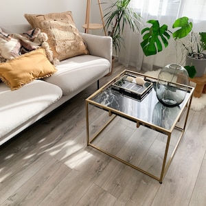 Aisha zwart - tafel met marmeren blad en gouden poten, salontafel, marmeren tafel, gouden frame, zwart marmer, kamer, woonkamer