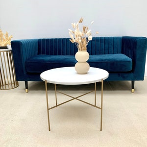 Eunice - ronde salontafel, gouden poten, koffiebank, tafel voor de kamer, tafel voor de woonkamer, witte tafel met gouden poten, meubilair voor de kamer