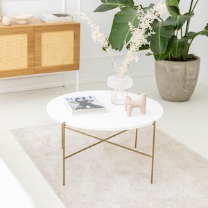 Eunice - ronde salontafel, gouden poten, koffiebank, tafel voor de kamer, tafel voor de woonkamer, witte tafel met gouden poten, meubilair voor de kamer