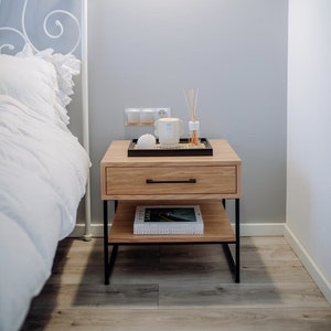 Alice - Mesita de noche con cajón y estante, mesita de noche, mesita auxiliar, roble natural, estructura negra,