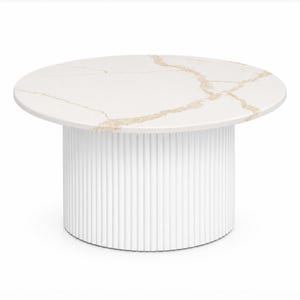 Marmeren salontafel met gegroefde poten, moderne ronde tafel voor de woonkamer, minimalistische loft, wit blad, ronde bijzettafel