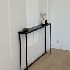 Marmeren console voor de hal, smalle zwarte wandconsole, loft consoletafel met metalen poten, Nero Marquina