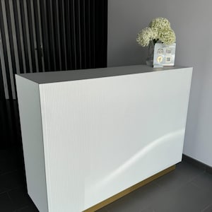 Banco reception per saloni di bellezza e parrucchieri. Banco reception moderno per estetiste. Mobili reception neri, bianchi o in cashmere.