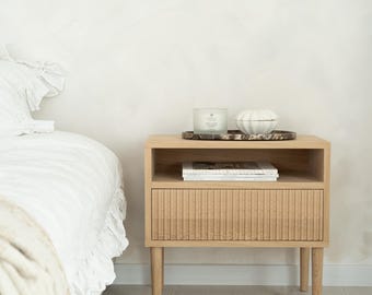 Comodino MAVIA 55x30x50 cm, comodini con cassetto e frontale scanalato, impiallacciatura in rovere, tavolini in legno per la camera da letto