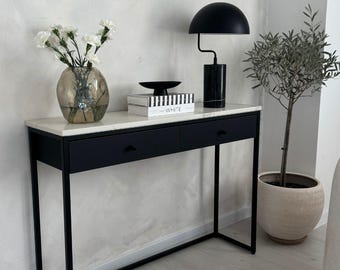 Zwarte moderne console met lades en marmeren blad, elegante kaptafel voor woonkamer of slaapkamer, smalle console op metalen poten